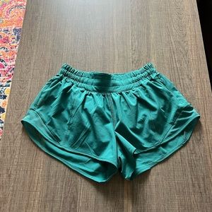 Lululemon size 4 hotty hot 2.5”